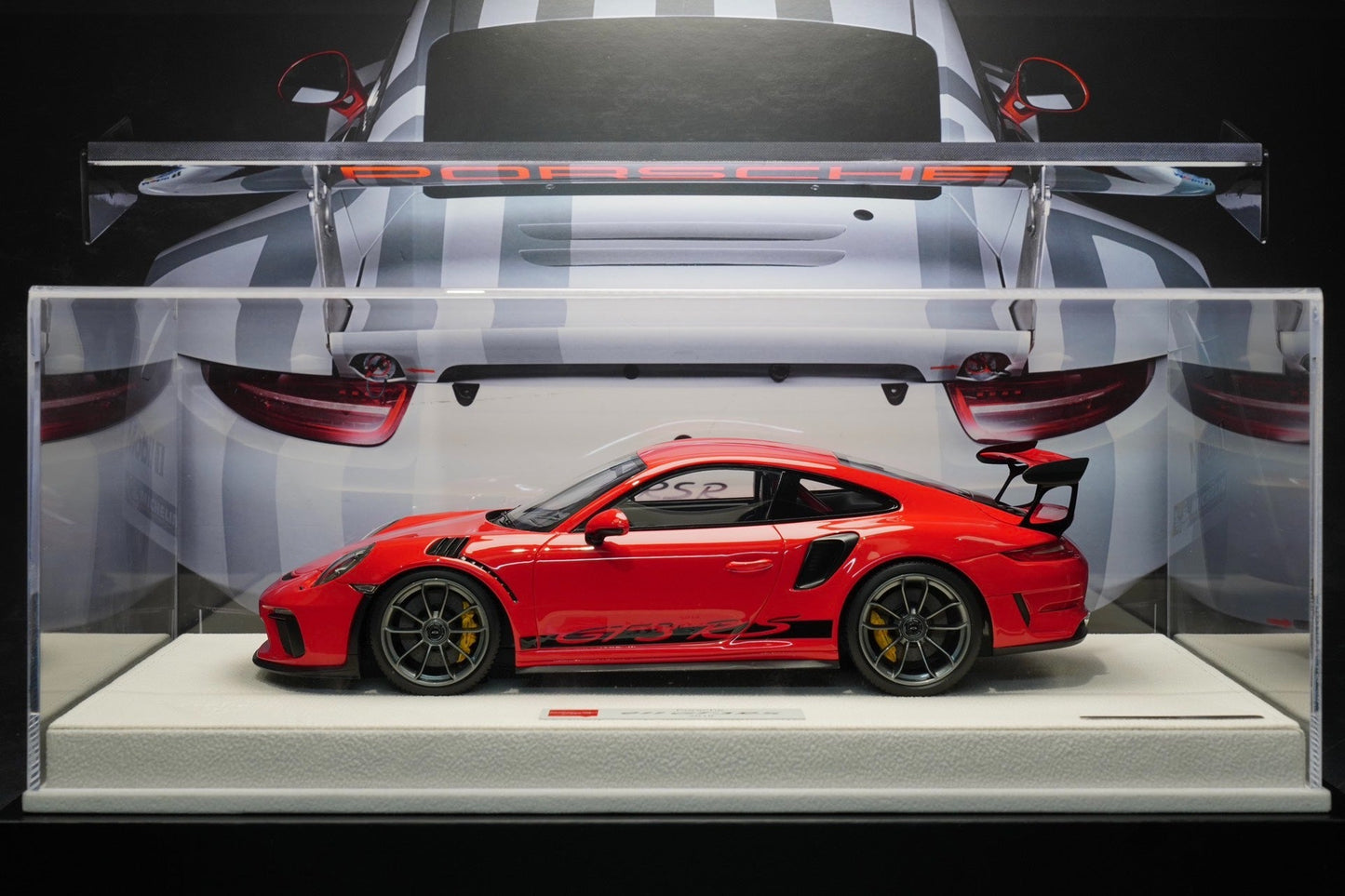 Make up 1:18 Porsche 911.991.2GT3RS 2018 resin exquisite car model! With black seats and a roll cage the same color as the body! RS big tail wing! Single hole locked wheels! ceramic brakes! A great collection! Limited to 100 units!