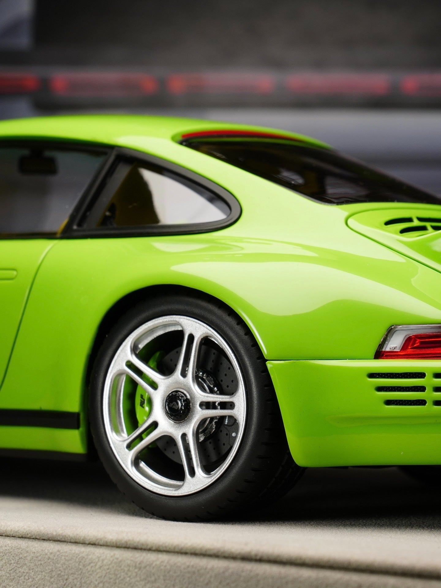 Almost Real 1:18 Porsche 964 RUF fully open car model! Fresh green color! With retro brown and beige interior! Rich detail! High cost performance! Limited to 504 units! 语气调整