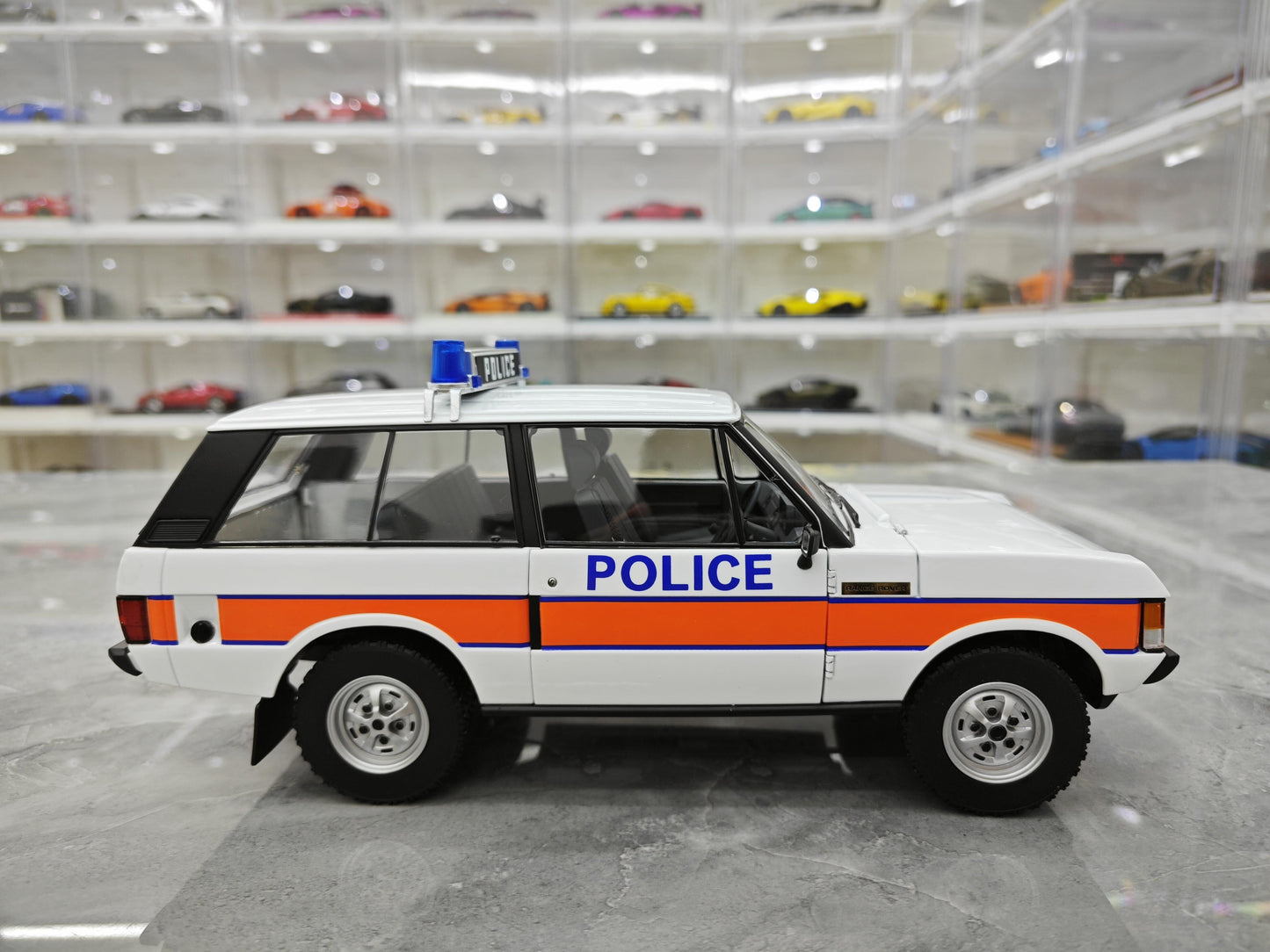 AR 1:18 scale replica of the first generation Land Rover Range Rover police car edition, alloy metal car model collection display piece as a gift.