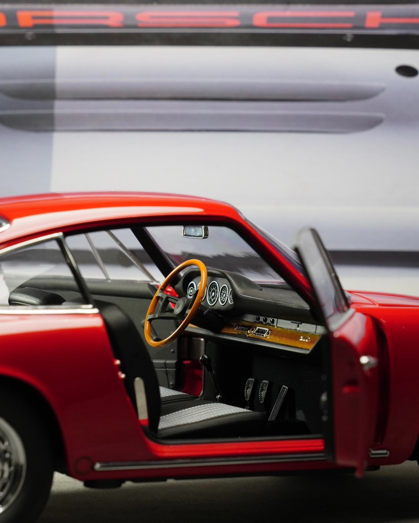 KYOSHO 1:18 scale Porsche 901 1964 alloy diecast model car with classic warning red color and plaid seats  语气调整