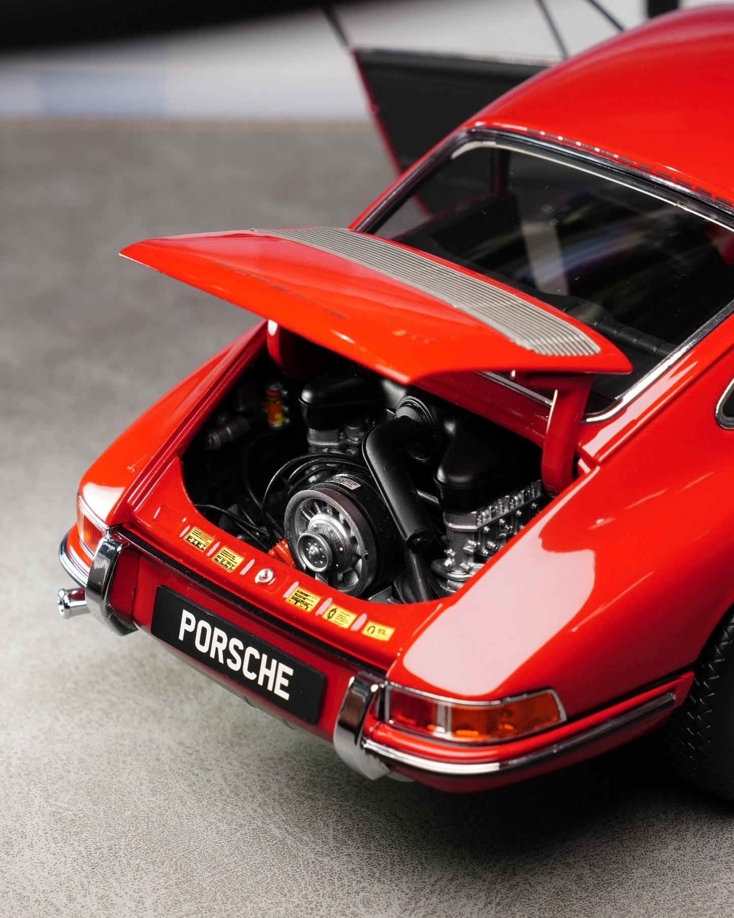 KYOSHO 1:18 scale Porsche 901 1964 alloy diecast model car with classic warning red color and plaid seats  语气调整