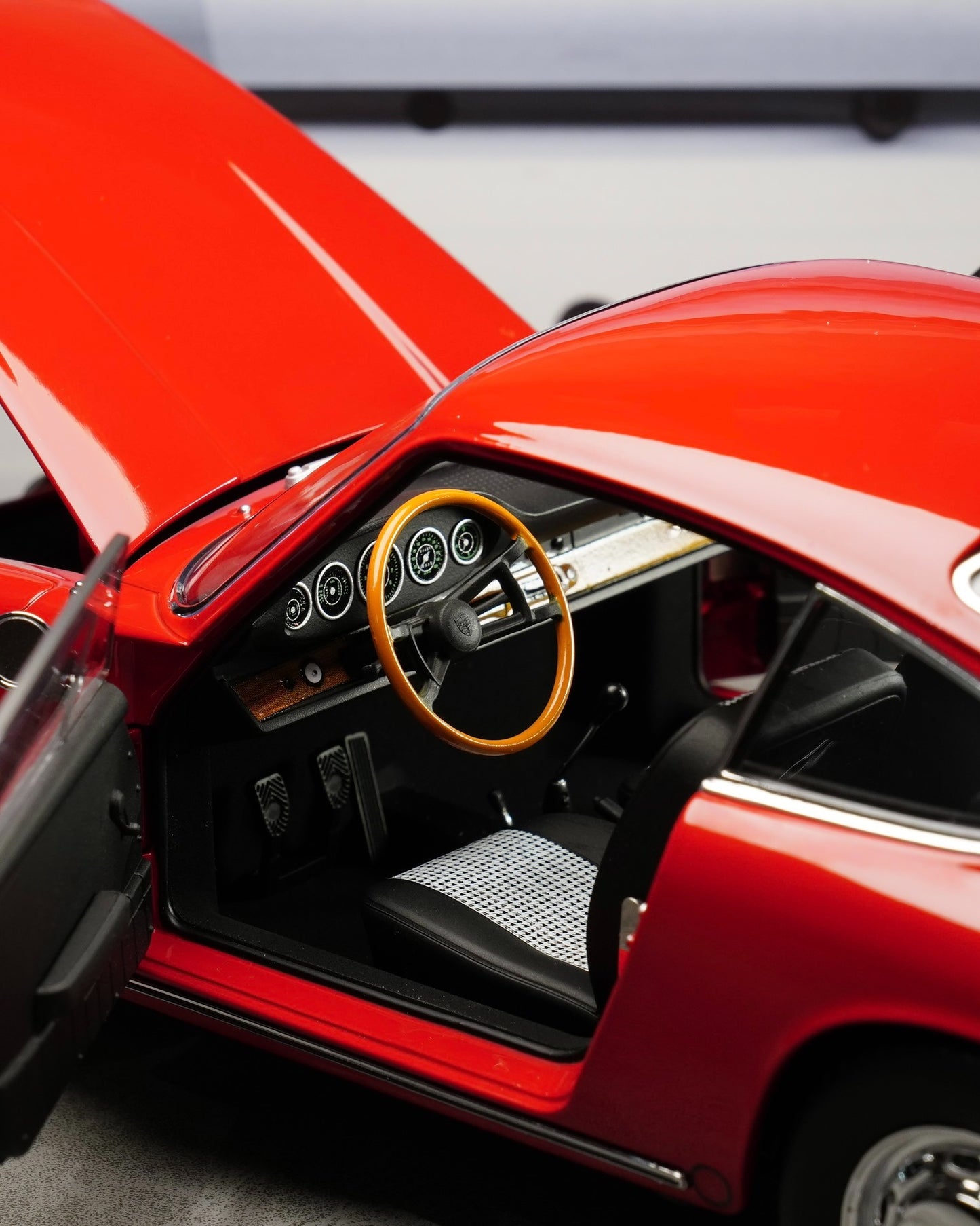 KYOSHO 1:18 scale Porsche 901 1964 alloy diecast model car with classic warning red color and plaid seats  语气调整