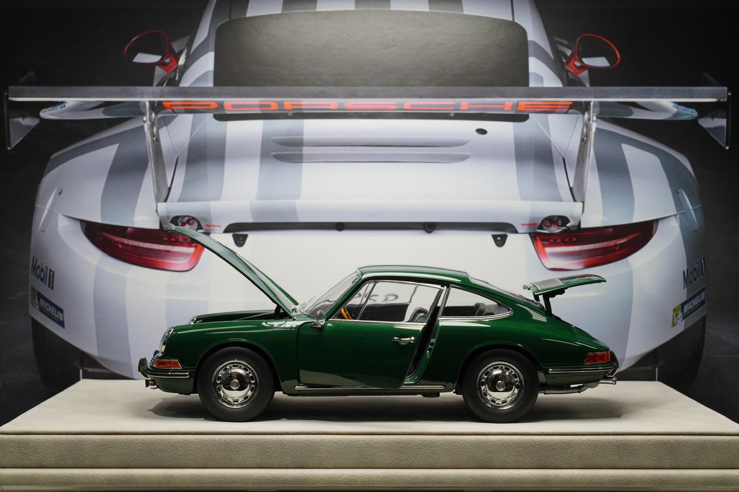 KYOSHO 1:18 scale Porsche 901 1964 alloy diecast model car! Classic Irish green color! Plaid seats