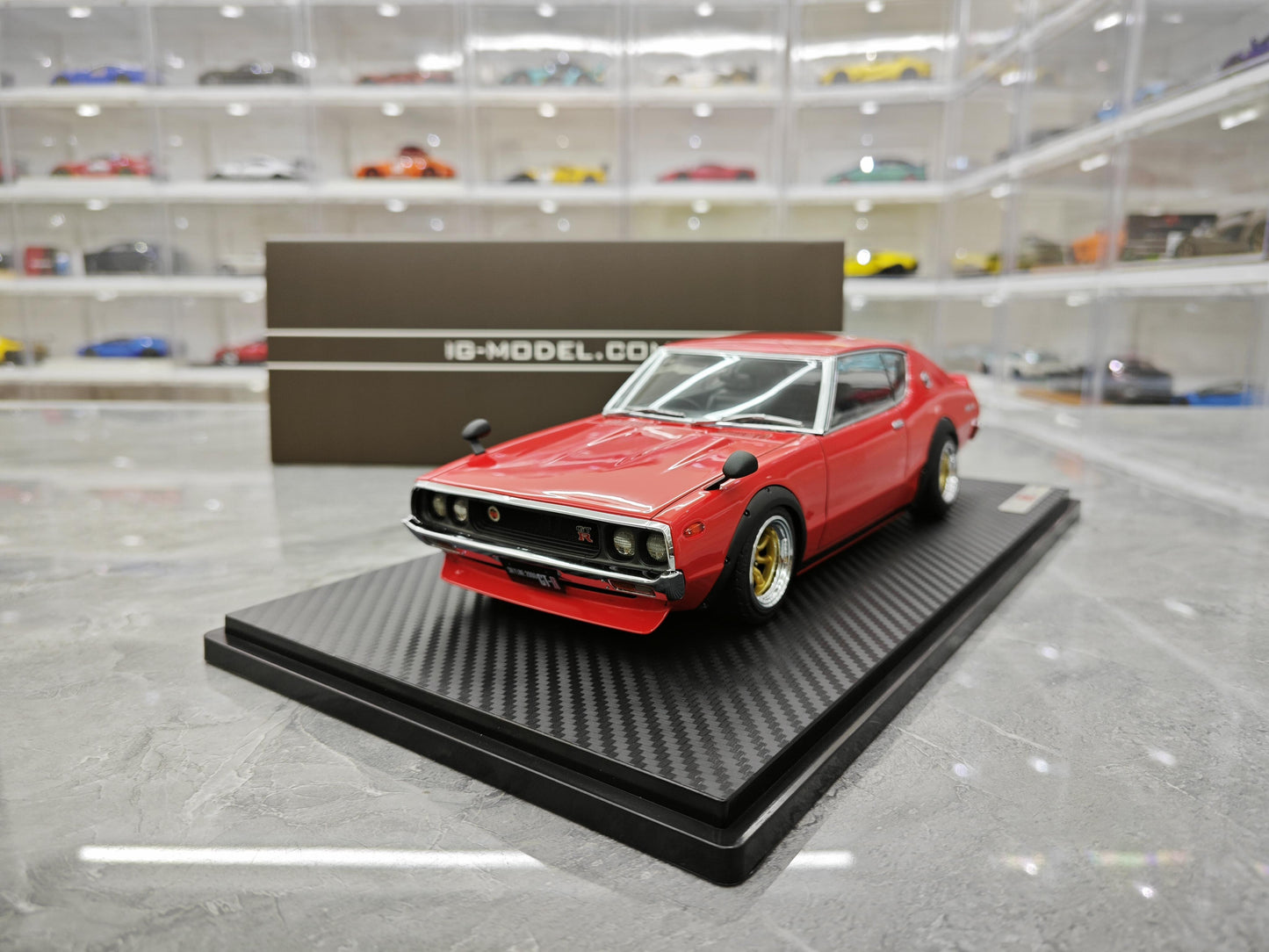 IG 1:18 scale model of the Nissan Skyline GTR 2000 for collection and display.