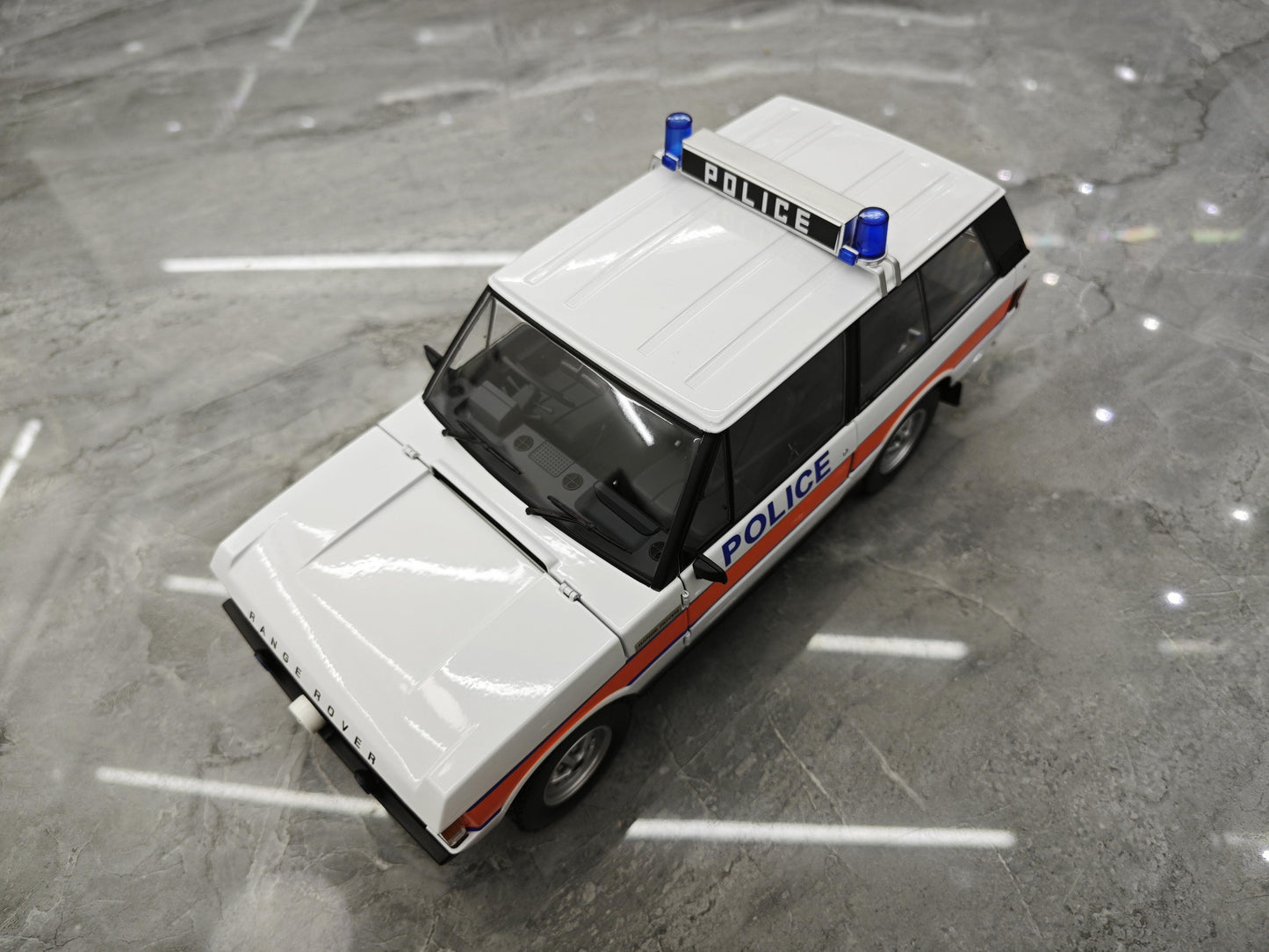 AR 1:18 scale replica of the first generation Land Rover Range Rover police car edition, alloy metal car model collection display piece as a gift.