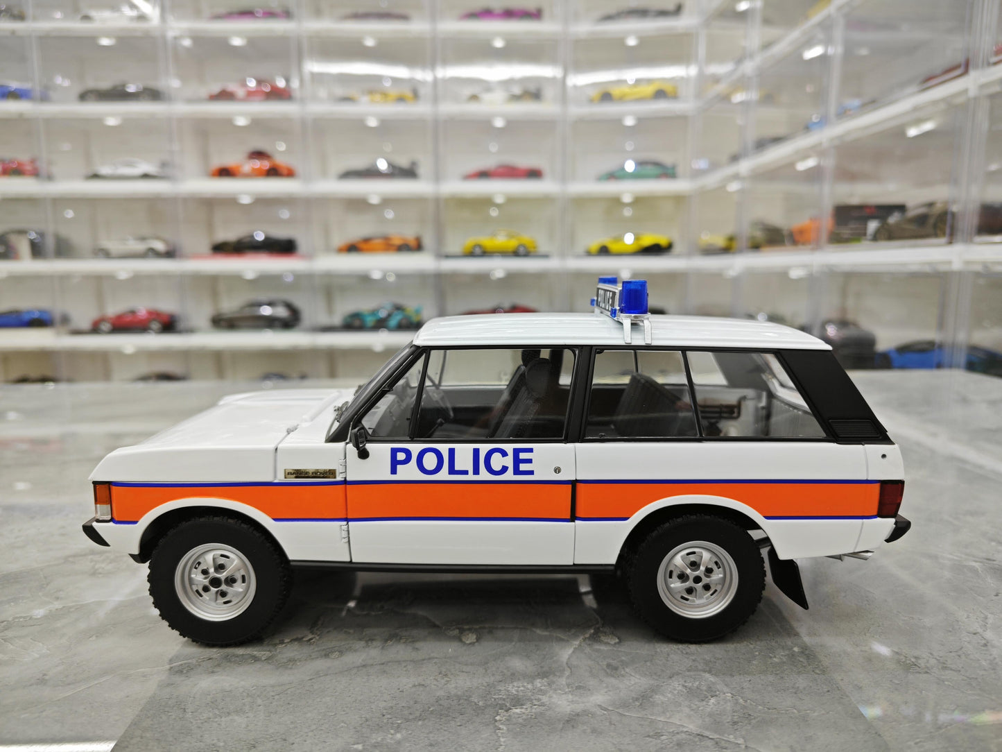 AR 1:18 scale replica of the first generation Land Rover Range Rover police car edition, alloy metal car model collection display piece as a gift.