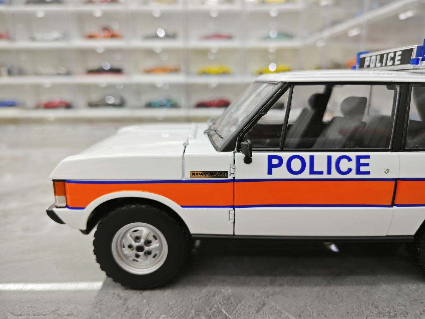 AR 1:18 scale replica of the first generation Land Rover Range Rover police car edition, alloy metal car model collection display piece as a gift.