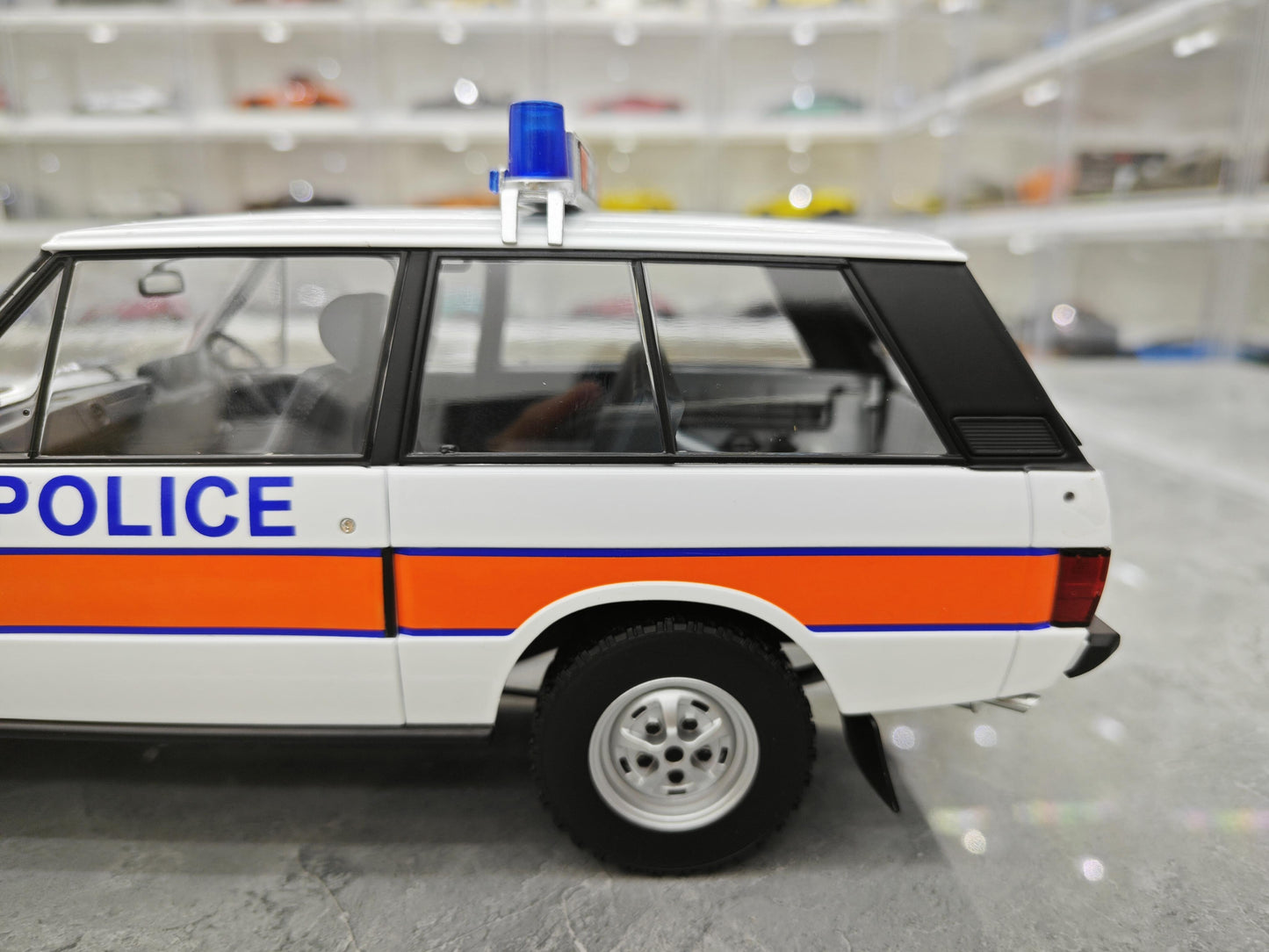 AR 1:18 scale replica of the first generation Land Rover Range Rover police car edition, alloy metal car model collection display piece as a gift.